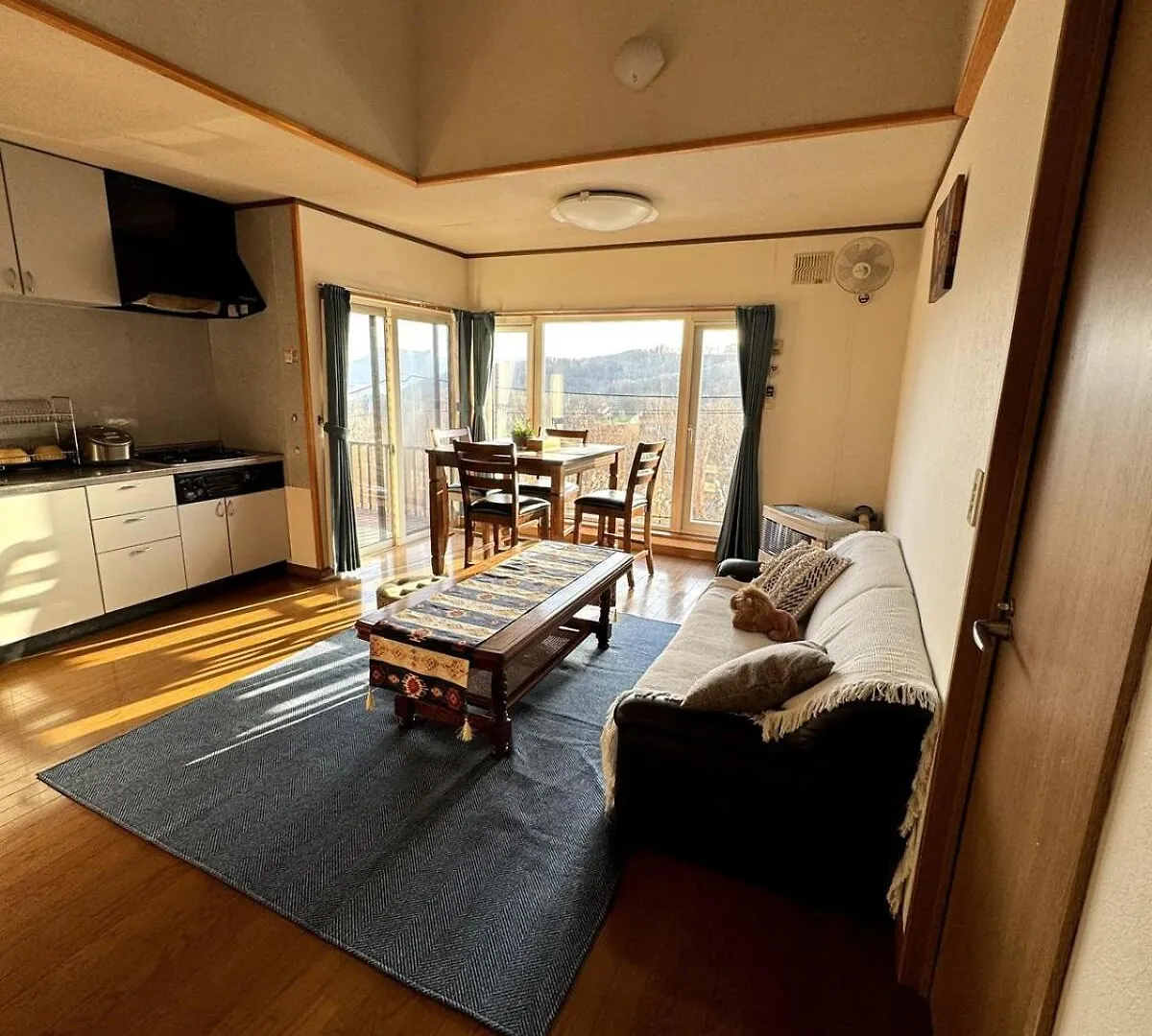 Lake Toya Brown House- Great Lake Views, Quiet And Spacious Toyako 0*,  Ιαπωνία